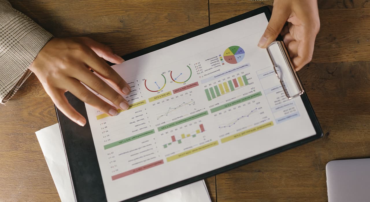 What does a data analyst do?